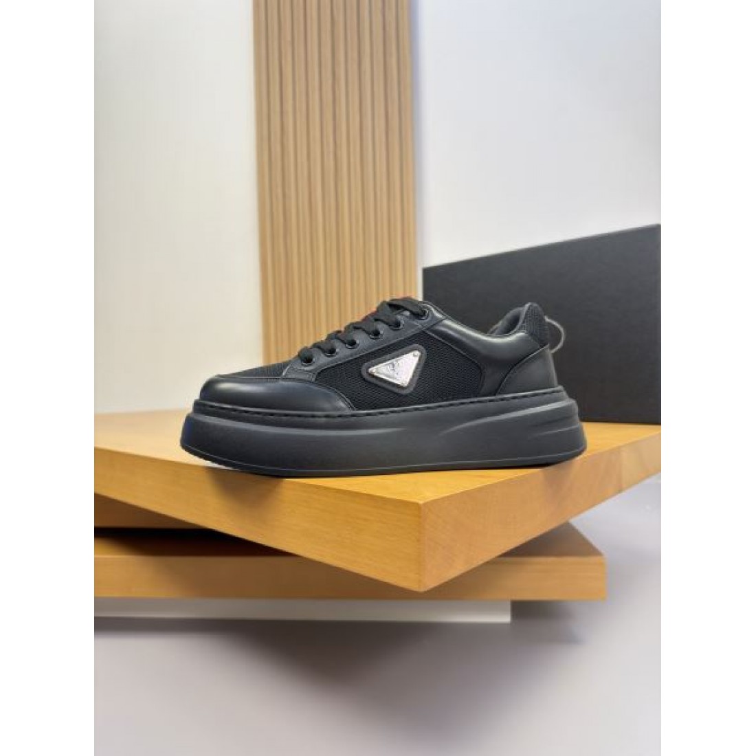 レザー調アッパー クリーンフォルム 都会カジュアル PRADA プラダ コピー ローカットスニーカー 即戦力アイテム