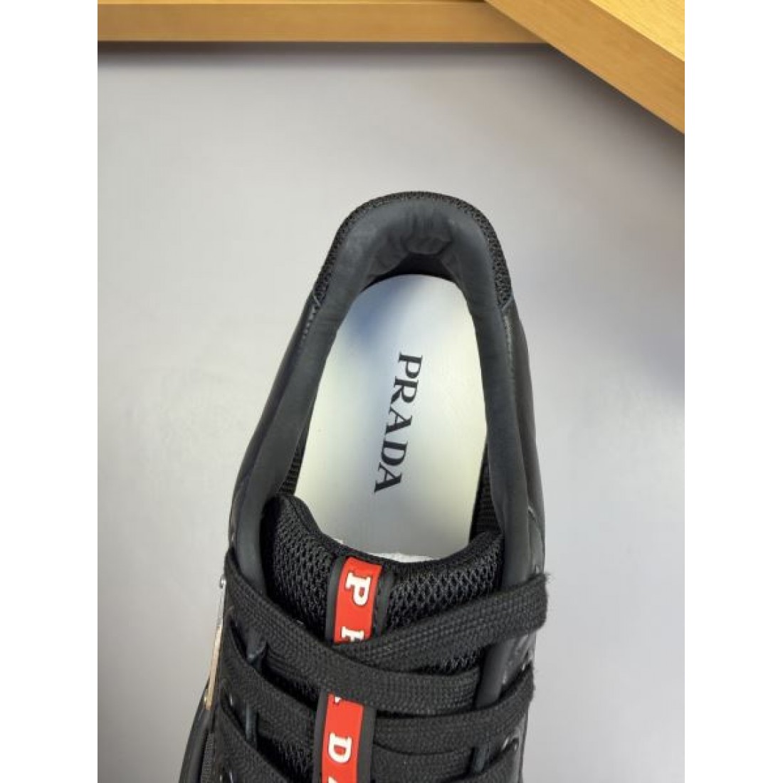 レザー調アッパー クリーンフォルム 都会カジュアル PRADA プラダ コピー ローカットスニーカー 即戦力アイテム