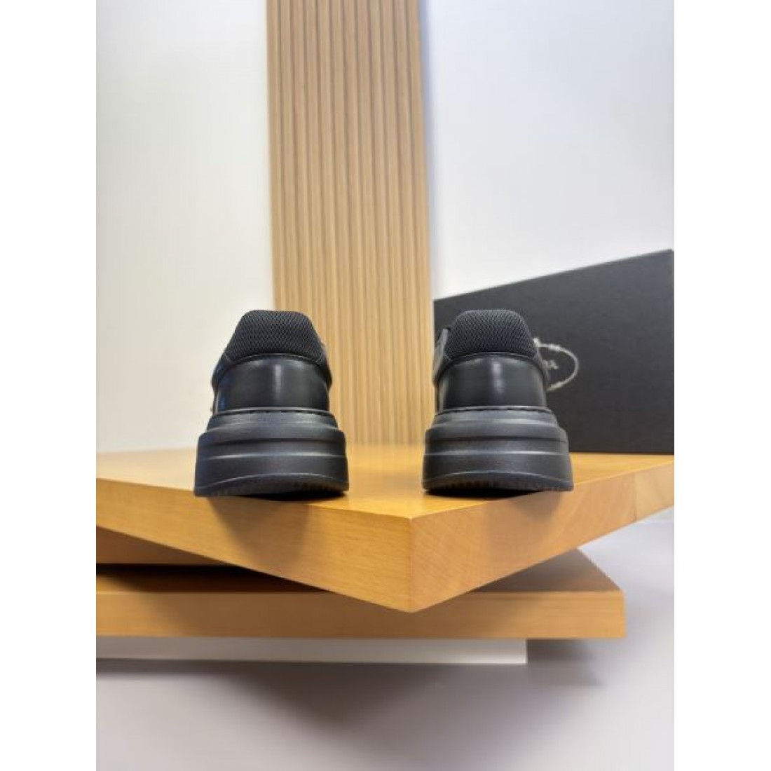 レザー調アッパー クリーンフォルム 都会カジュアル PRADA プラダ コピー ローカットスニーカー 即戦力アイテム