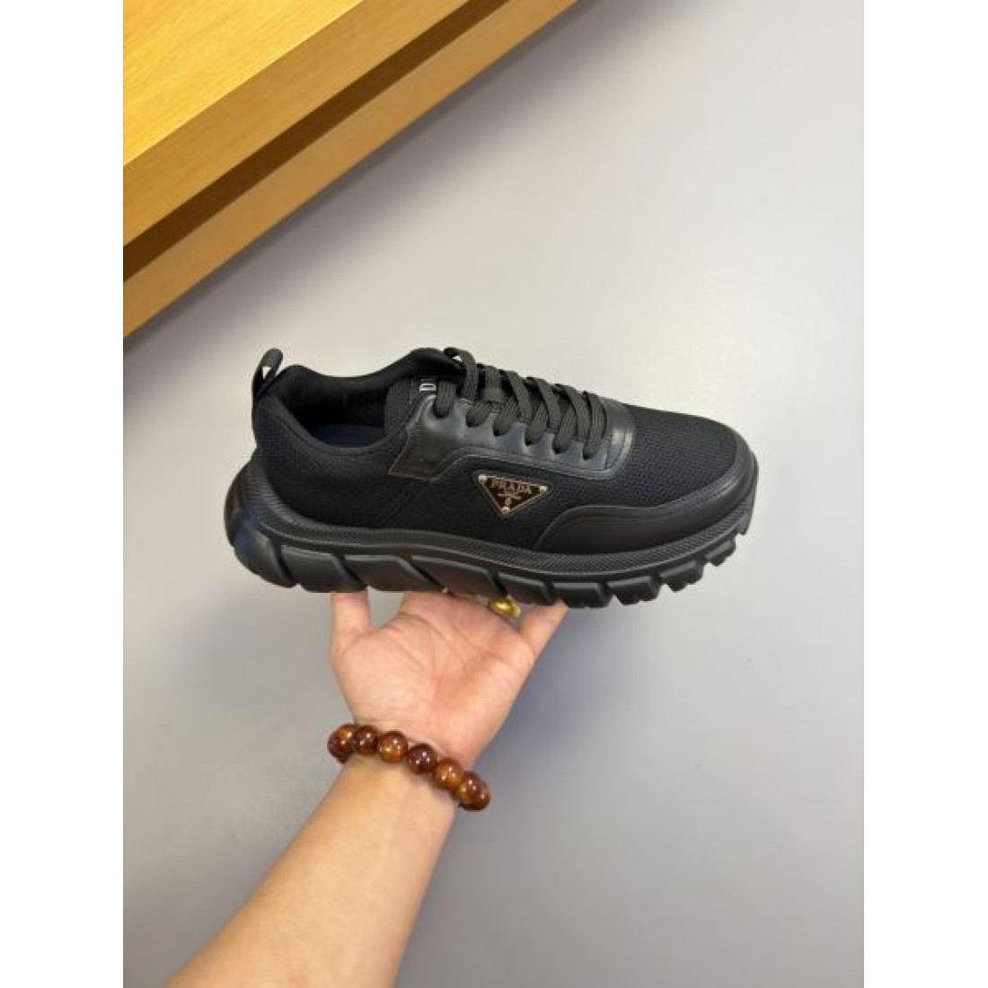 トライアングルロゴ ボリュームソール ブラックコーデ 厚底シルエット PRADA プラダ コピー スニーカー 存在感アイテム