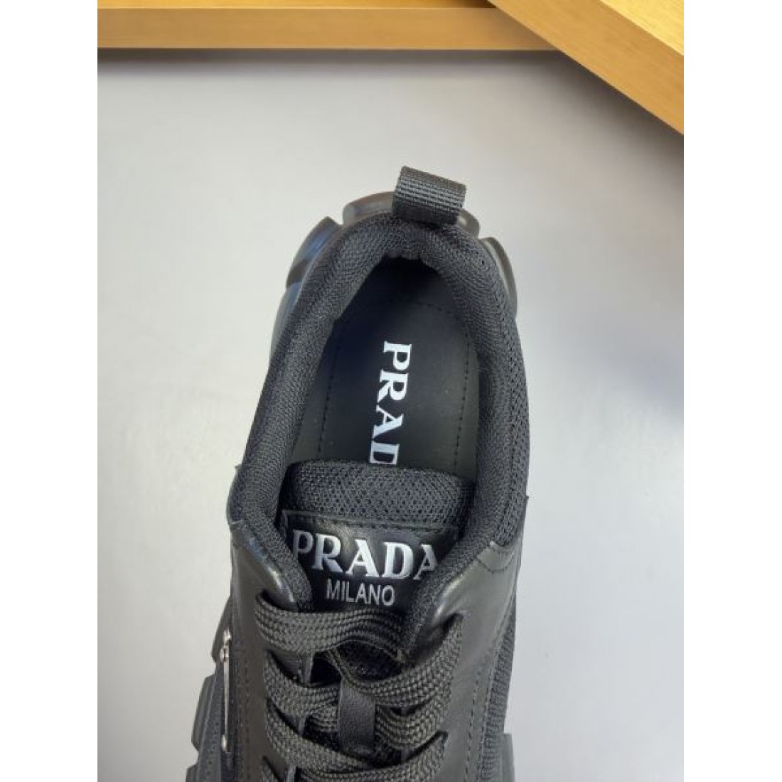 トライアングルロゴ ボリュームソール ブラックコーデ 厚底シルエット PRADA プラダ コピー スニーカー 存在感アイテム