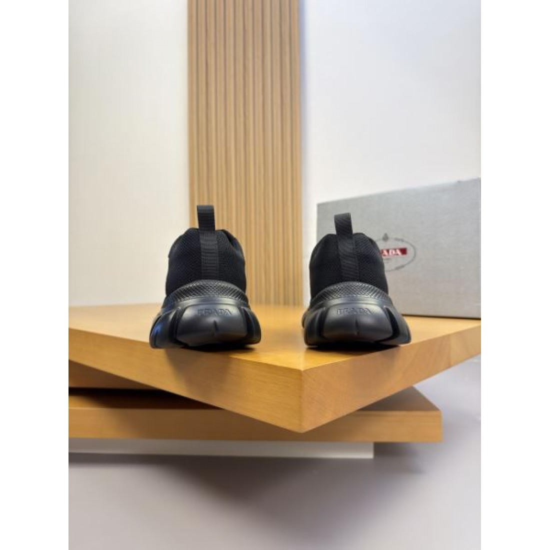 トライアングルロゴ ボリュームソール ブラックコーデ 厚底シルエット PRADA プラダ コピー スニーカー 存在感アイテム