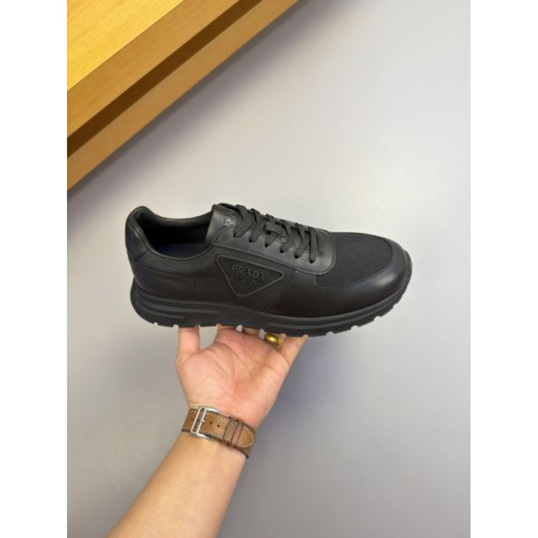 クリーンデザイン ブラックコーデ 足元映え 売れ筋候補 PRADA プラダ コピー スニーカー スマートスタイル