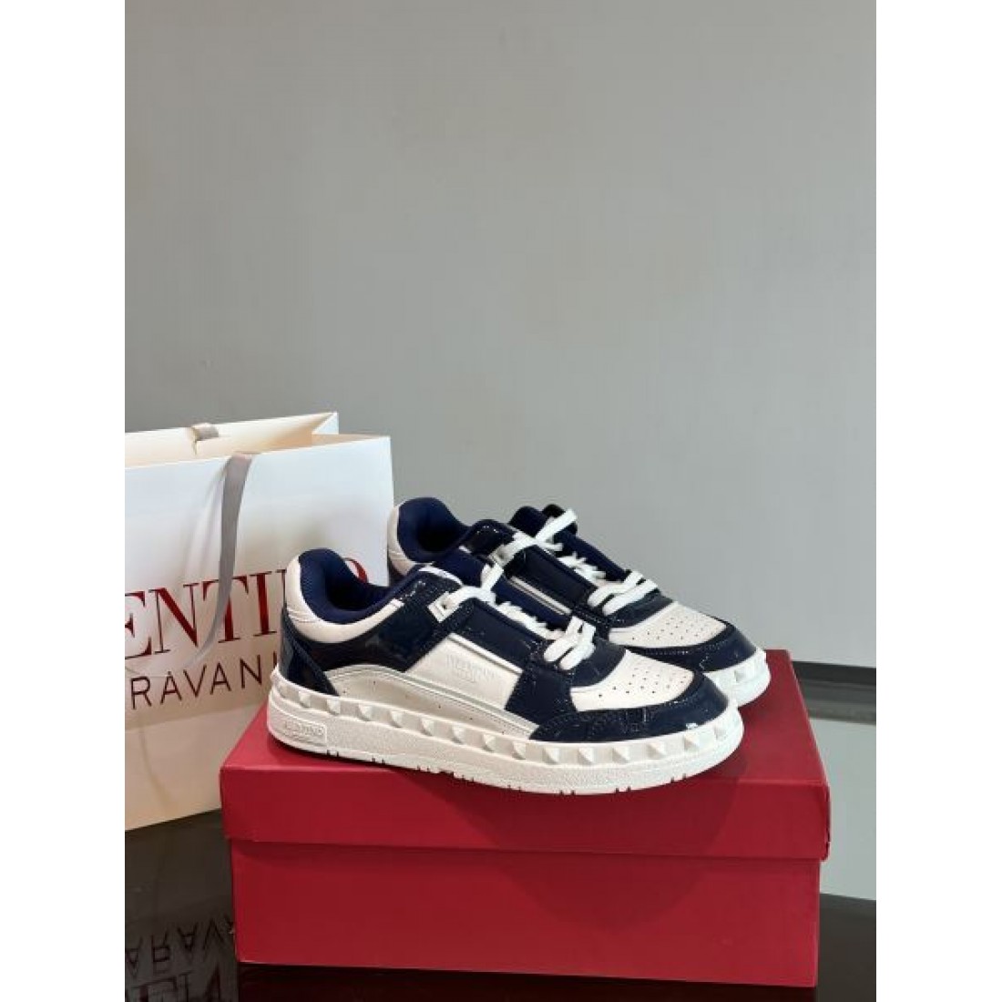 レトロスポーツ調 バイカラーデザイン 着回し自在 VALENTINO ヴァレンティノ コピー スニーカー 高評価モデル