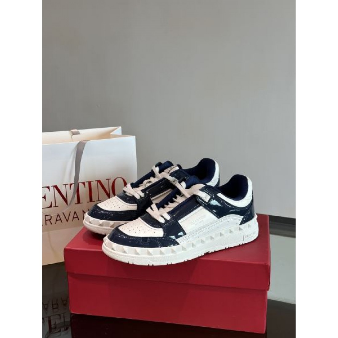 レトロスポーツ調 バイカラーデザイン 着回し自在 VALENTINO ヴァレンティノ コピー スニーカー 高評価モデル