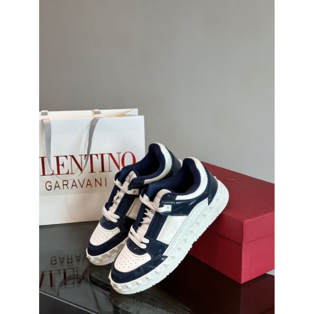 レトロスポーツ調 バイカラーデザイン 着回し自在 VALENTINO ヴァレンティノ コピー スニーカー 高評価モデル