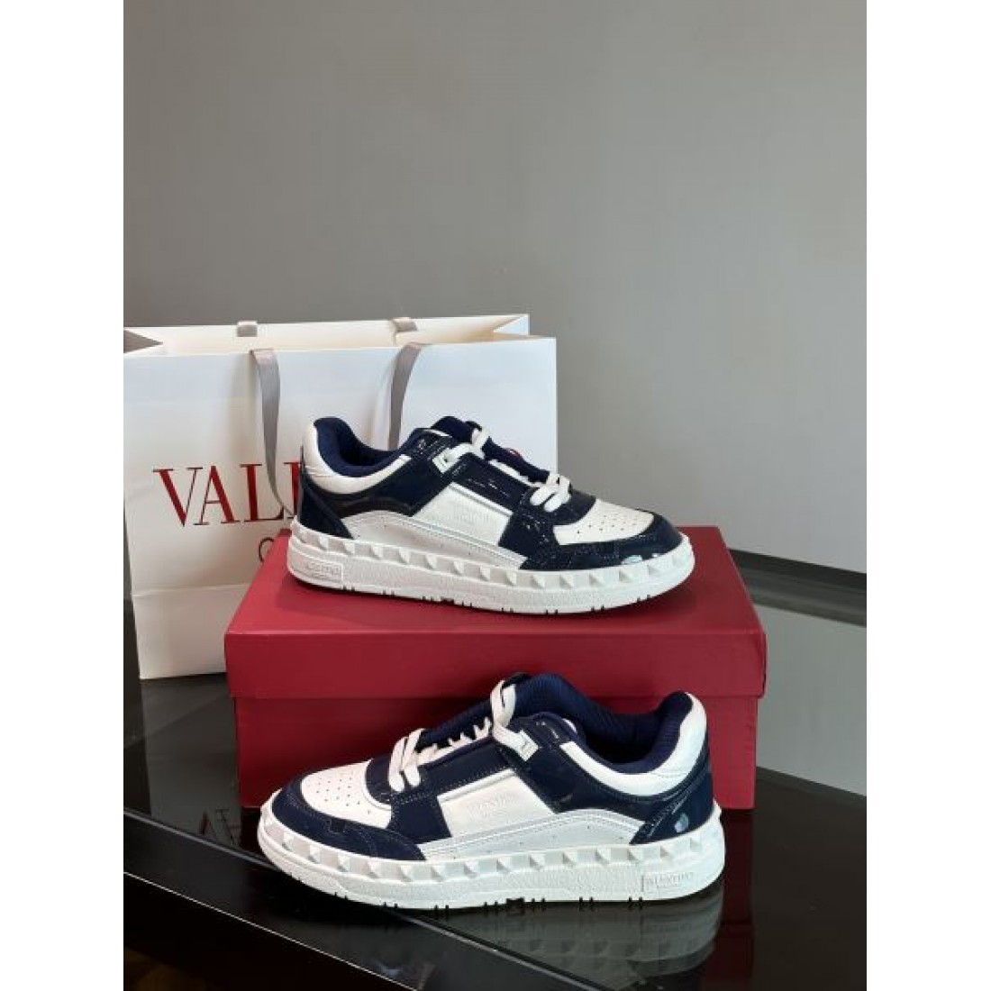 レトロスポーツ調 バイカラーデザイン 着回し自在 VALENTINO ヴァレンティノ コピー スニーカー 高評価モデル