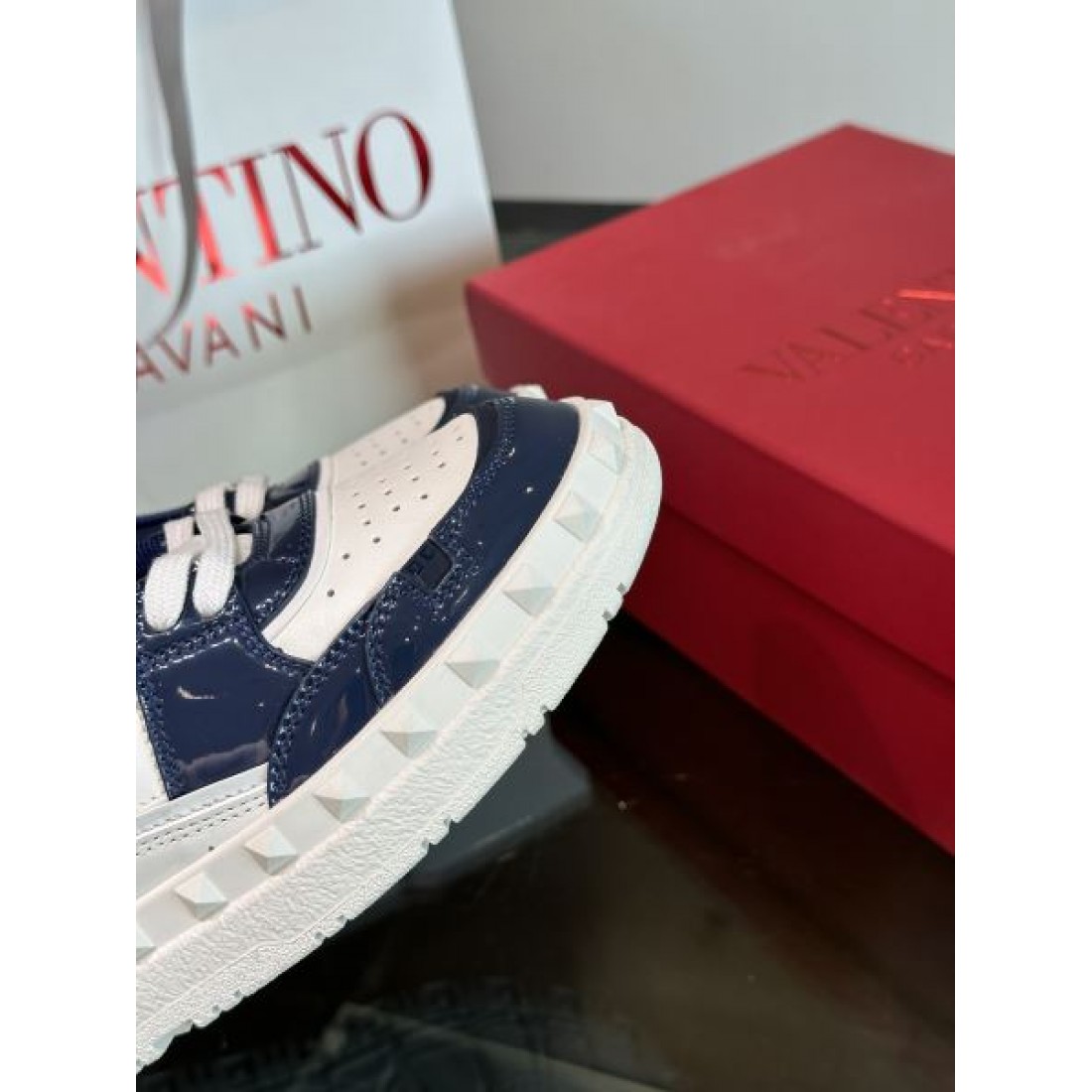 レトロスポーツ調 バイカラーデザイン 着回し自在 VALENTINO ヴァレンティノ コピー スニーカー 高評価モデル