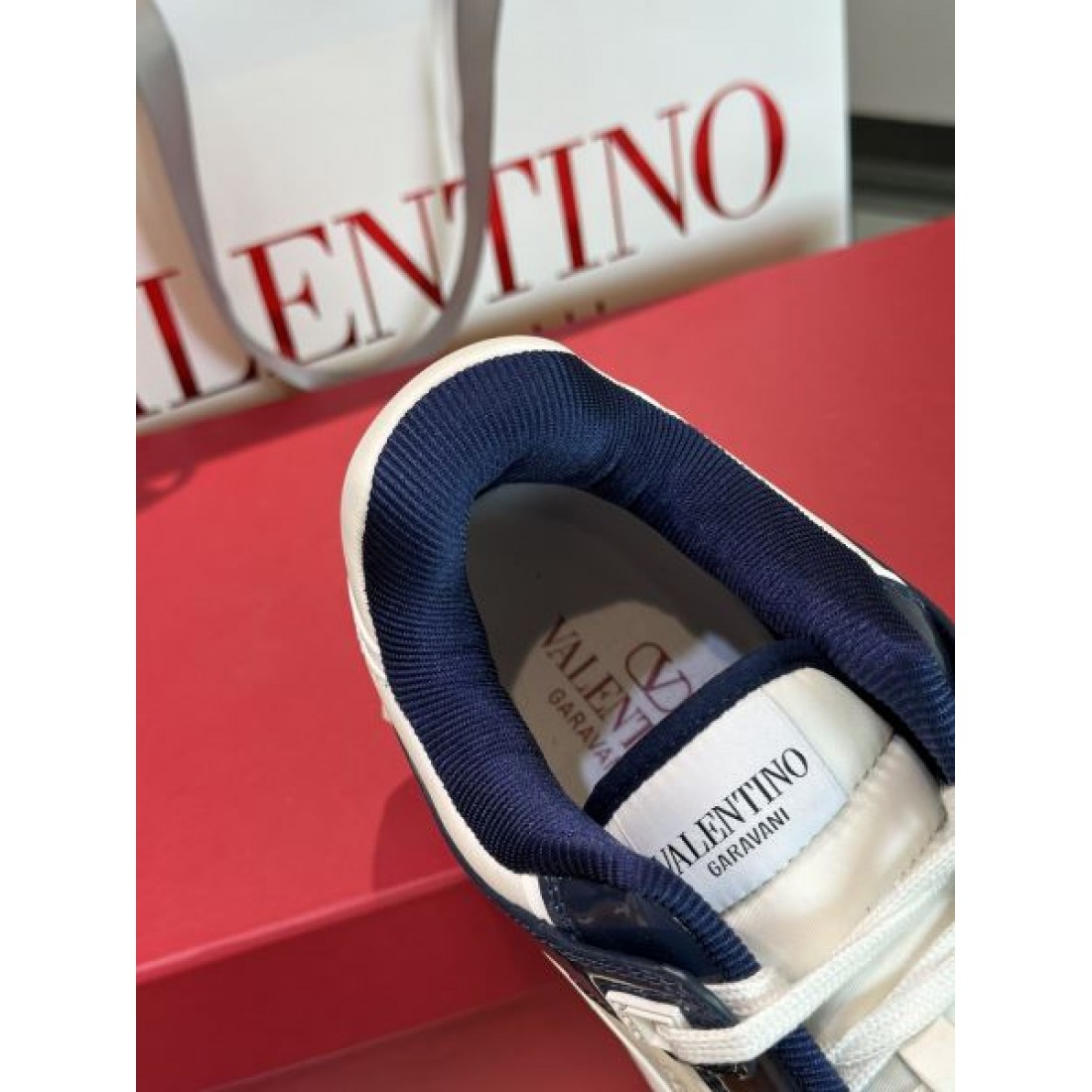レトロスポーツ調 バイカラーデザイン 着回し自在 VALENTINO ヴァレンティノ コピー スニーカー 高評価モデル