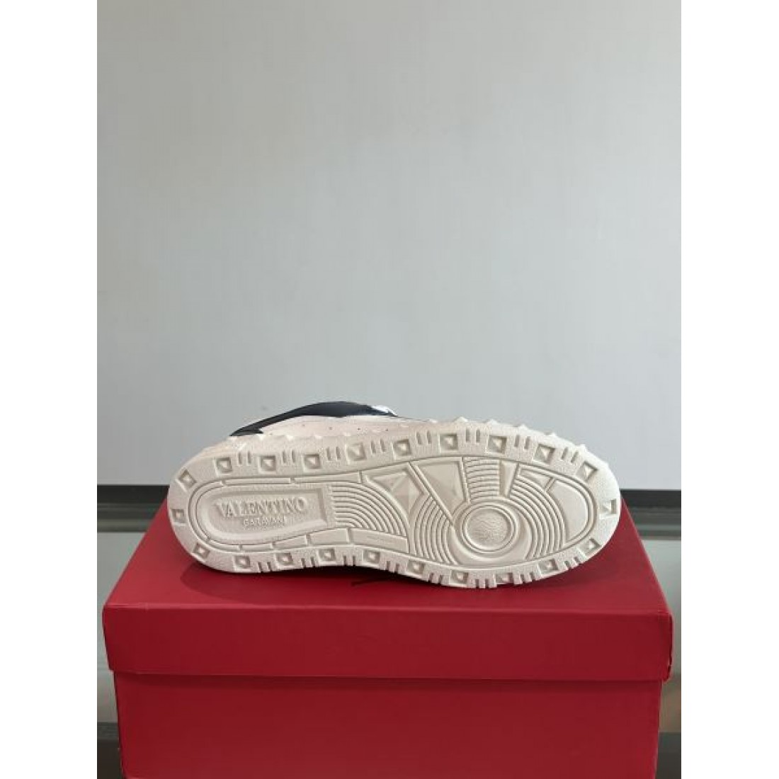 レトロスポーツ調 バイカラーデザイン 着回し自在 VALENTINO ヴァレンティノ コピー スニーカー 高評価モデル