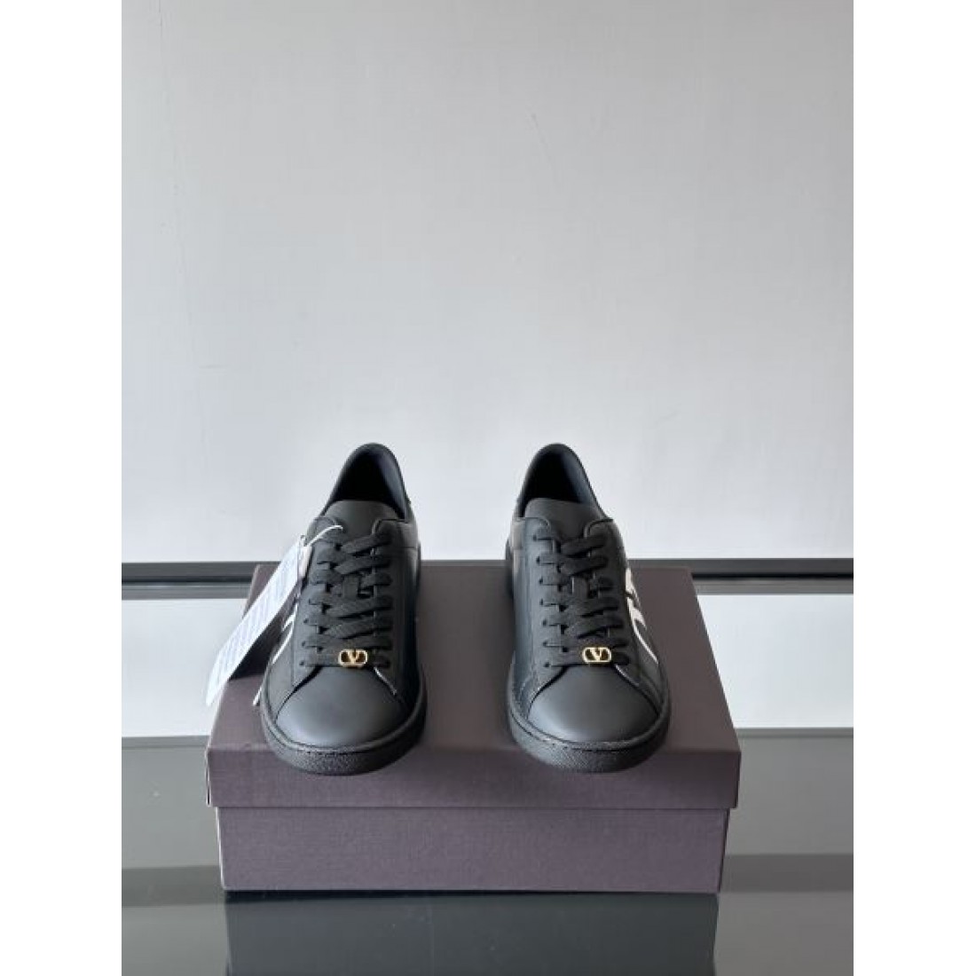 Vロゴアクセント ローカット コートシルエット 上質カジュアル VALENTINO ヴァレンティノ コピー スニーカー きれいめコーデ