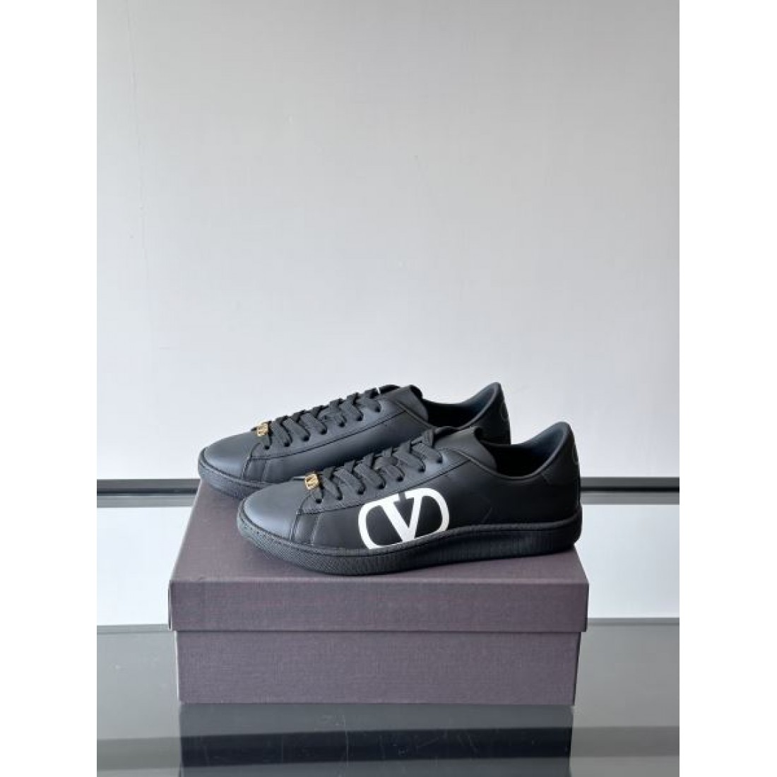 Vロゴアクセント ローカット コートシルエット 上質カジュアル VALENTINO ヴァレンティノ コピー スニーカー きれいめコーデ