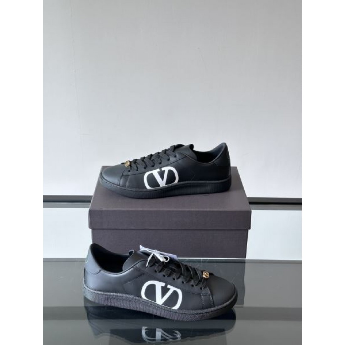 Vロゴアクセント ローカット コートシルエット 上質カジュアル VALENTINO ヴァレンティノ コピー スニーカー きれいめコーデ