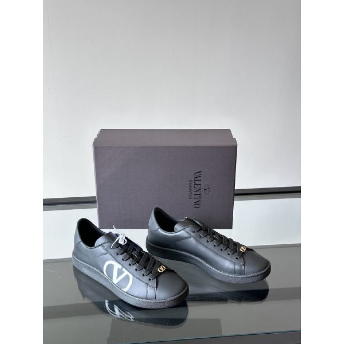 Vロゴアクセント ローカット コートシルエット 上質カジュアル VALENTINO ヴァレンティノ コピー スニーカー きれいめコーデ