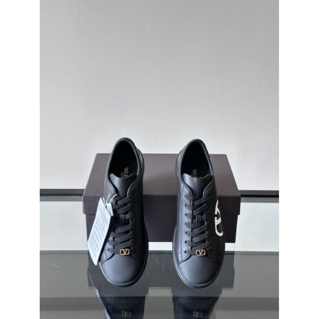 Vロゴアクセント ローカット コートシルエット 上質カジュアル VALENTINO ヴァレンティノ コピー スニーカー きれいめコーデ