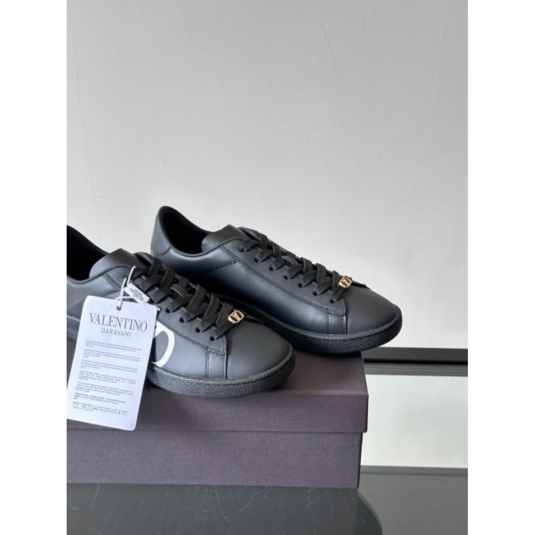 Vロゴアクセント ローカット コートシルエット 上質カジュアル VALENTINO ヴァレンティノ コピー スニーカー きれいめコーデ