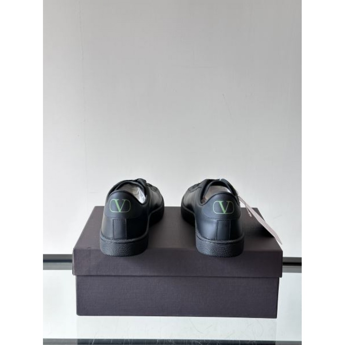 Vロゴアクセント ローカット コートシルエット 上質カジュアル VALENTINO ヴァレンティノ コピー スニーカー きれいめコーデ