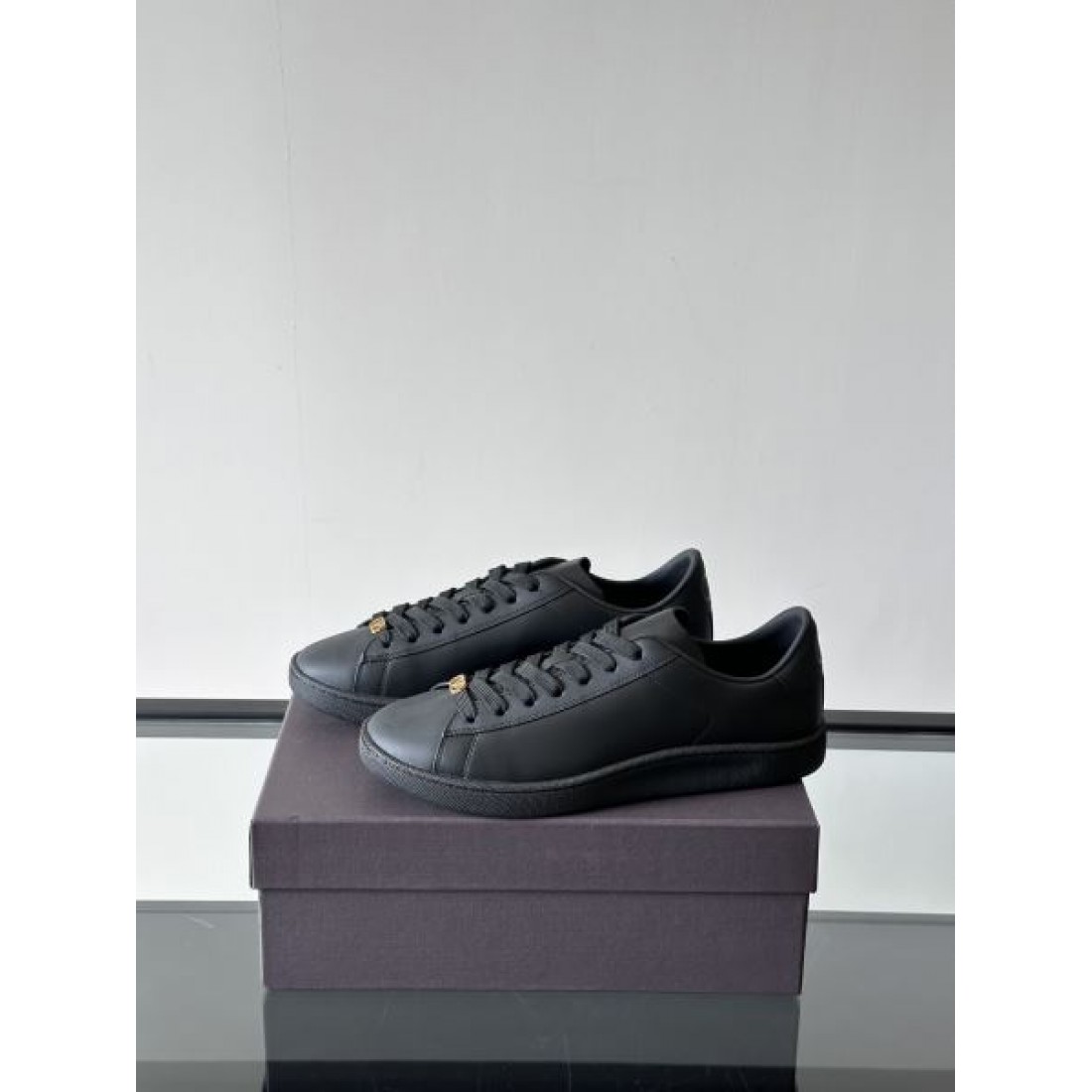 スムースシルエット クラシックスタイル 都会コーデ VALENTINO ヴァレンティノ コピー スニーカー コート系
