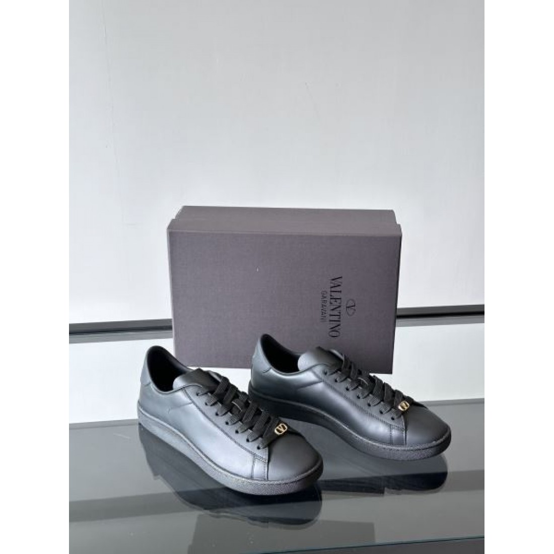 スムースシルエット クラシックスタイル 都会コーデ VALENTINO ヴァレンティノ コピー スニーカー コート系