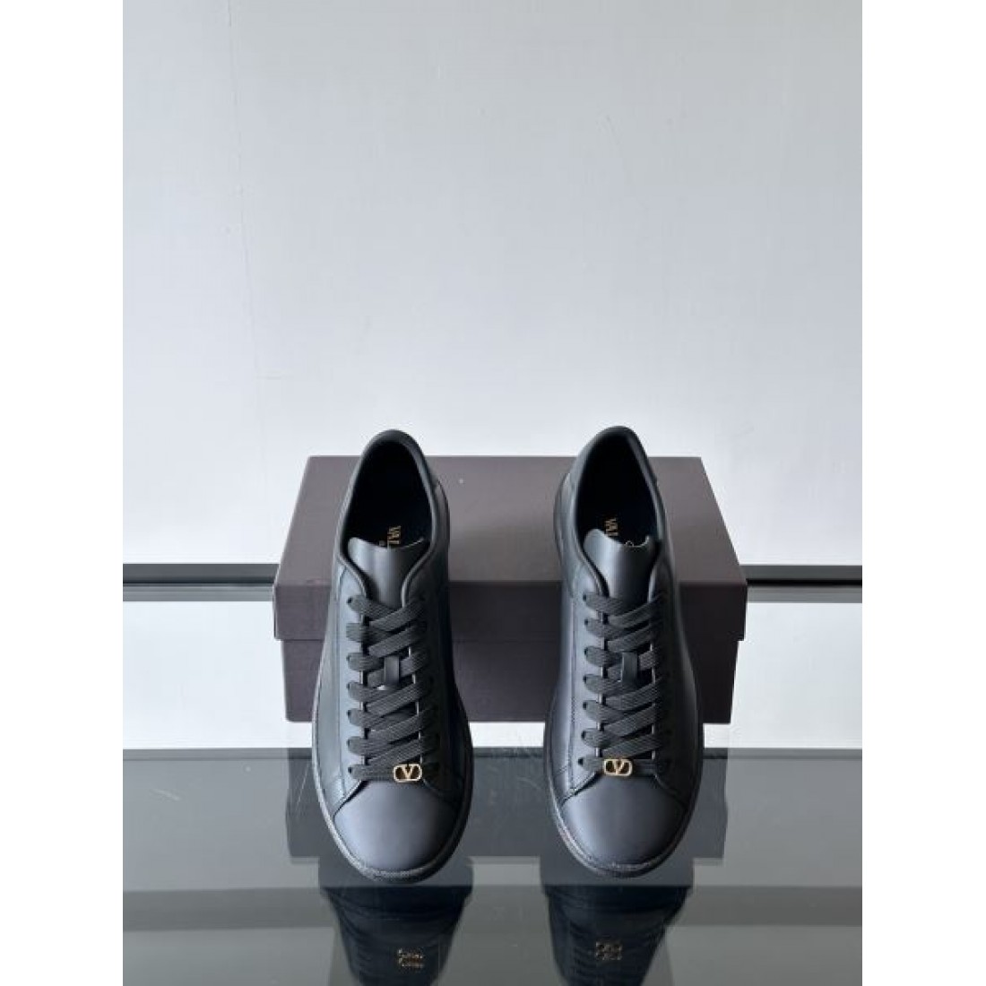 スムースシルエット クラシックスタイル 都会コーデ VALENTINO ヴァレンティノ コピー スニーカー コート系
