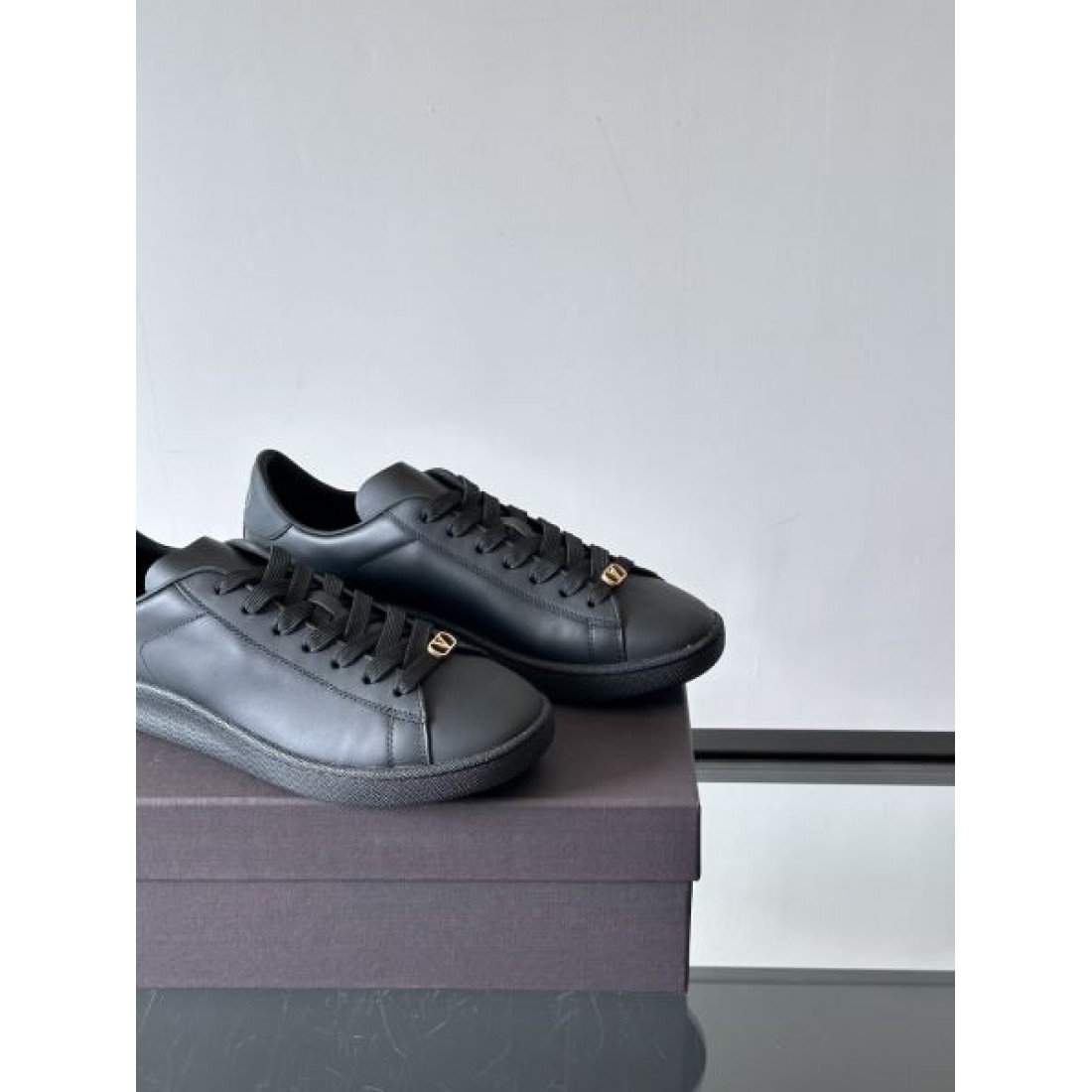 スムースシルエット クラシックスタイル 都会コーデ VALENTINO ヴァレンティノ コピー スニーカー コート系