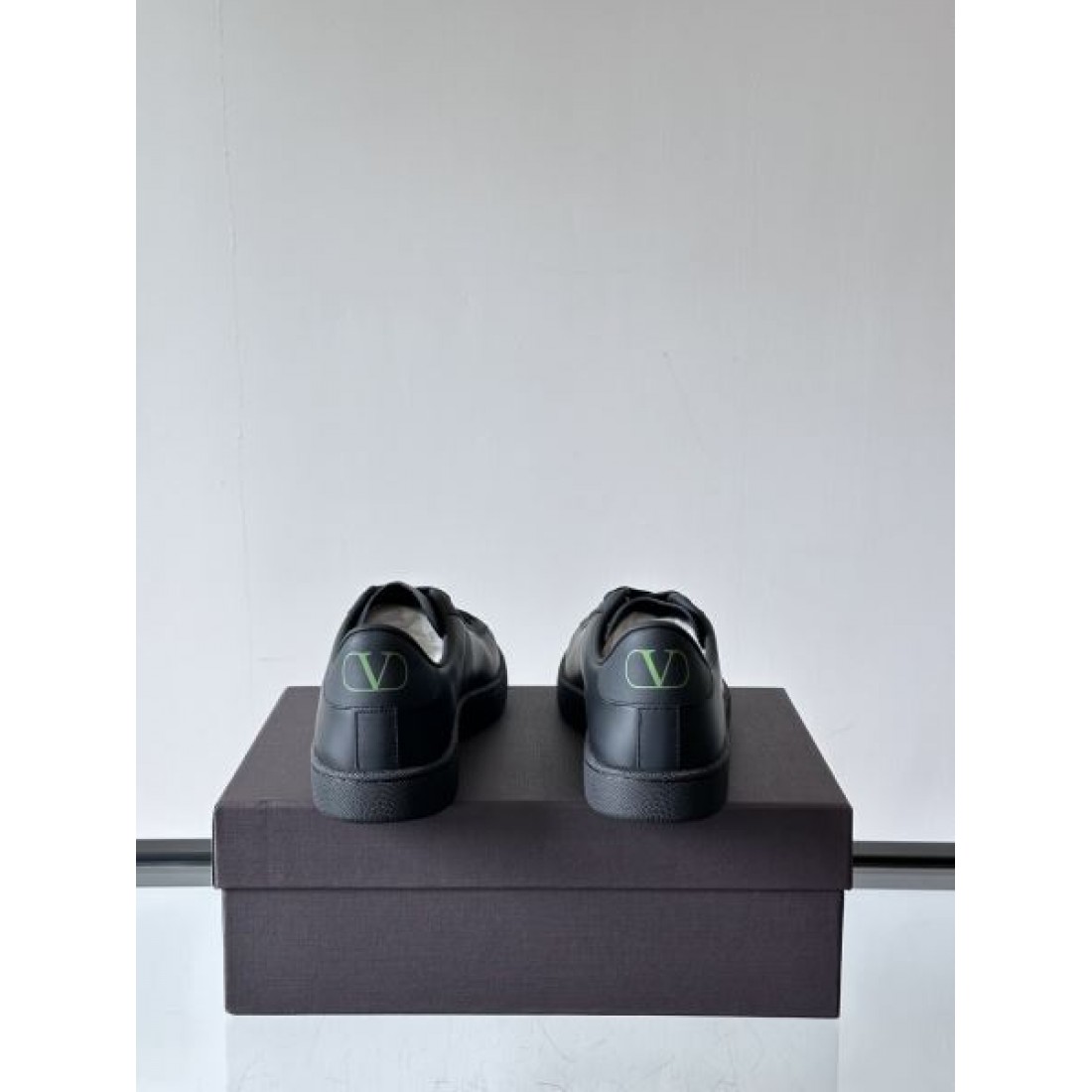 スムースシルエット クラシックスタイル 都会コーデ VALENTINO ヴァレンティノ コピー スニーカー コート系