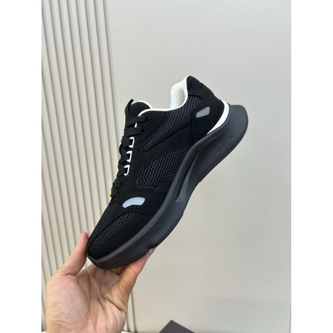 メッシュデザイン ローカット 軽量感のあるフォルム スポーティーカジュアル DIOR ディオール コピー スニーカー 旬顔モデル