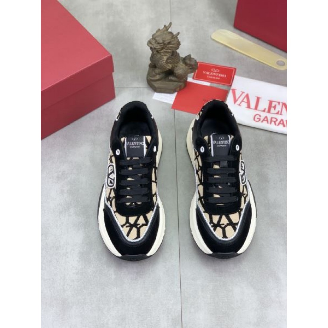 モノトーン配色 立体フォルム ラグジュアリーカジュアル VALENTINO ヴァレンティノ コピー スニーカー