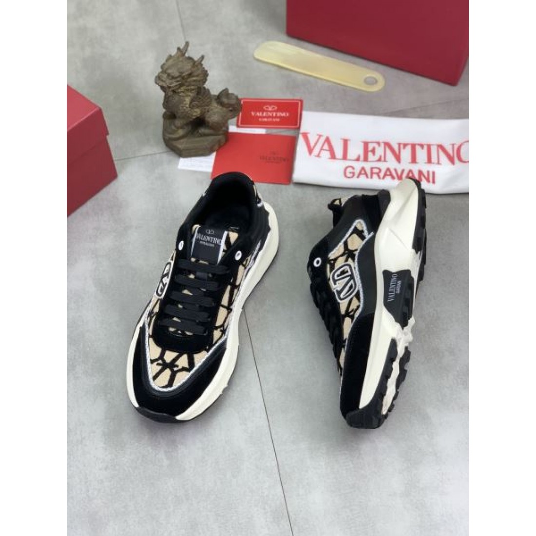 モノトーン配色 立体フォルム ラグジュアリーカジュアル VALENTINO ヴァレンティノ コピー スニーカー