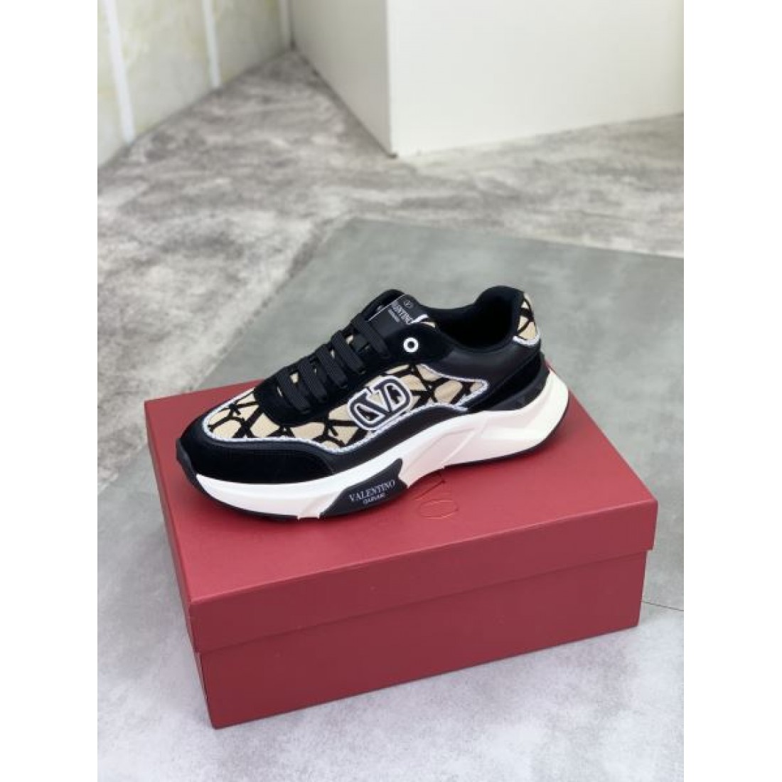 モノトーン配色 立体フォルム ラグジュアリーカジュアル VALENTINO ヴァレンティノ コピー スニーカー