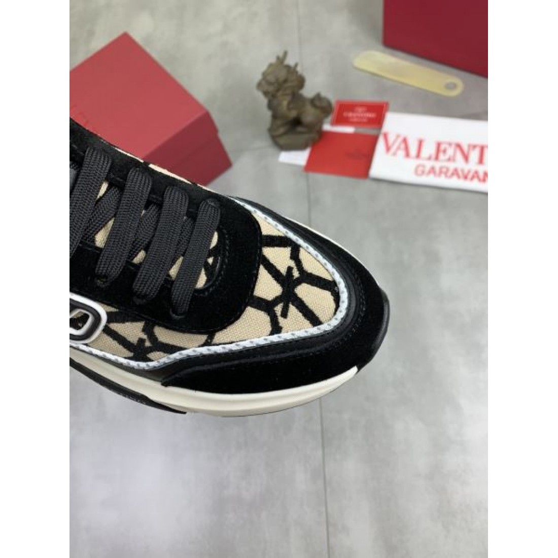 モノトーン配色 立体フォルム ラグジュアリーカジュアル VALENTINO ヴァレンティノ コピー スニーカー