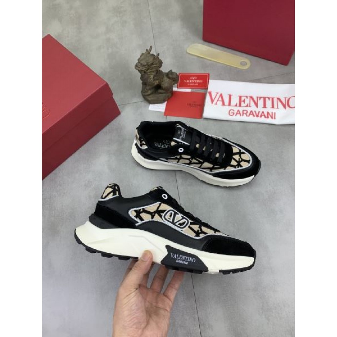 モノトーン配色 立体フォルム ラグジュアリーカジュアル VALENTINO ヴァレンティノ コピー スニーカー