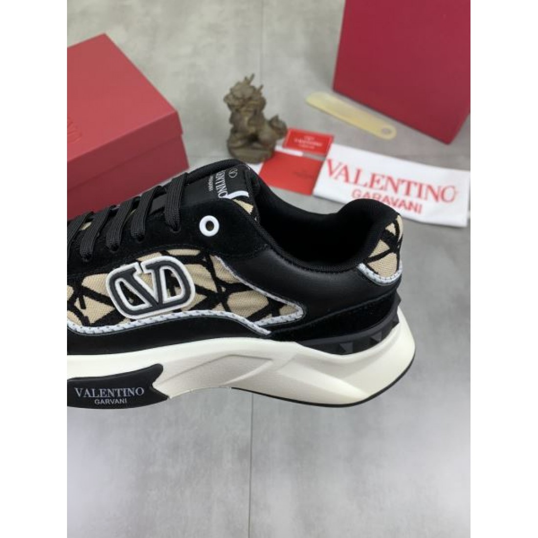 モノトーン配色 立体フォルム ラグジュアリーカジュアル VALENTINO ヴァレンティノ コピー スニーカー