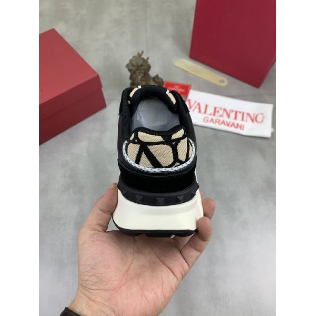 モノトーン配色 立体フォルム ラグジュアリーカジュアル VALENTINO ヴァレンティノ コピー スニーカー
