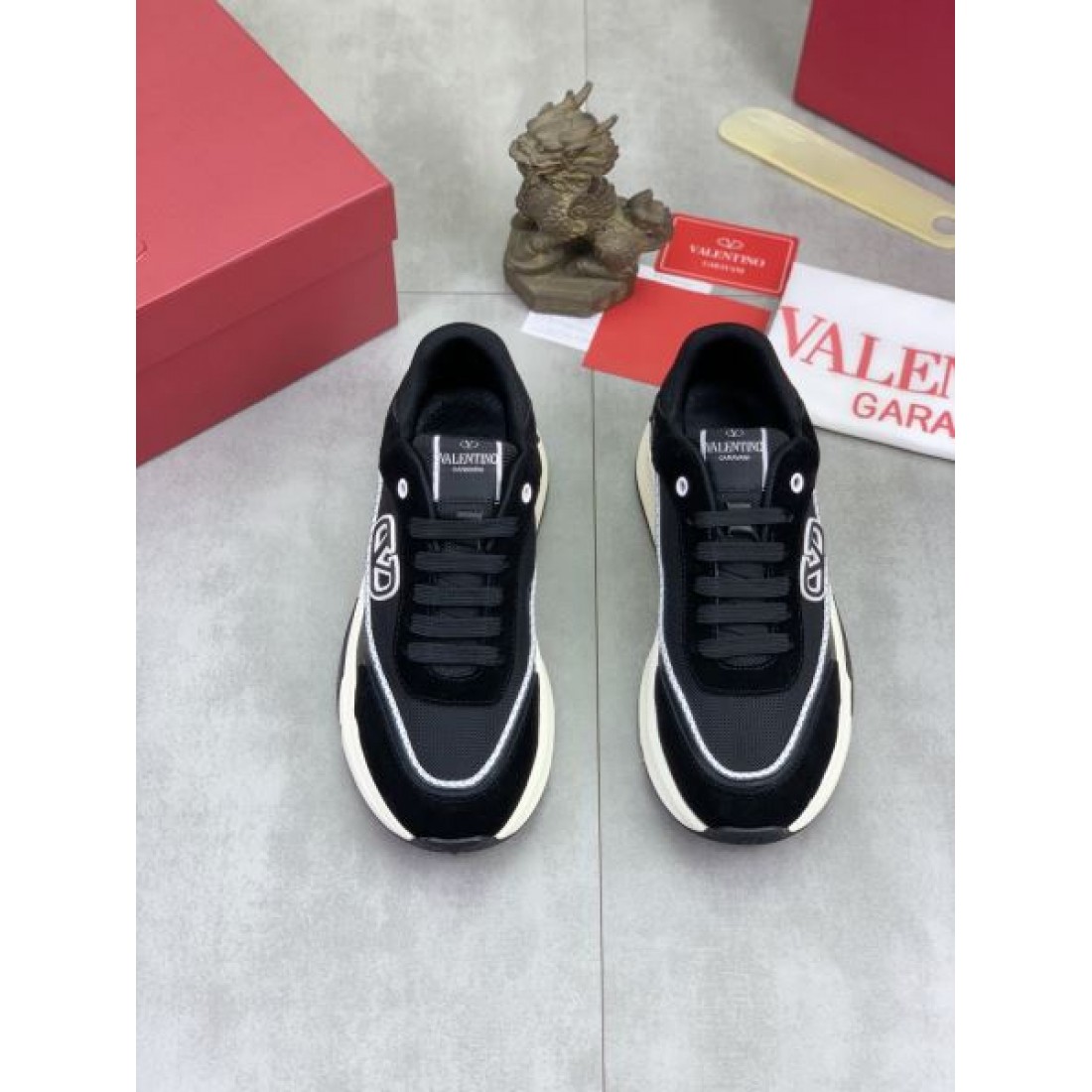 アイコンロゴ スポーティーデザイン 軽快シルエット 都会カジュアル VALENTINO ヴァレンティノ コピー スニーカー おすすめモデル