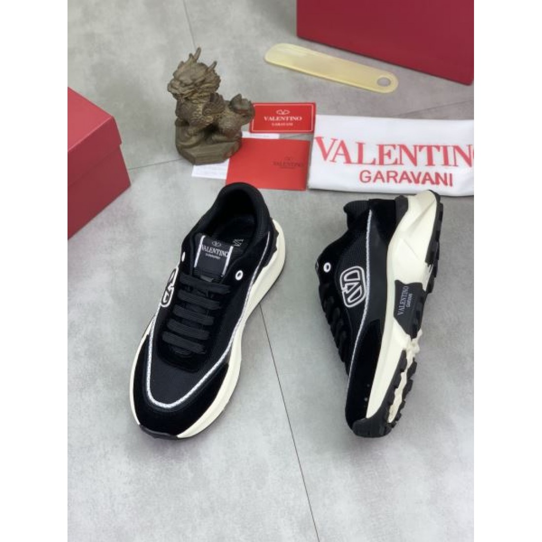 アイコンロゴ スポーティーデザイン 軽快シルエット 都会カジュアル VALENTINO ヴァレンティノ コピー スニーカー おすすめモデル