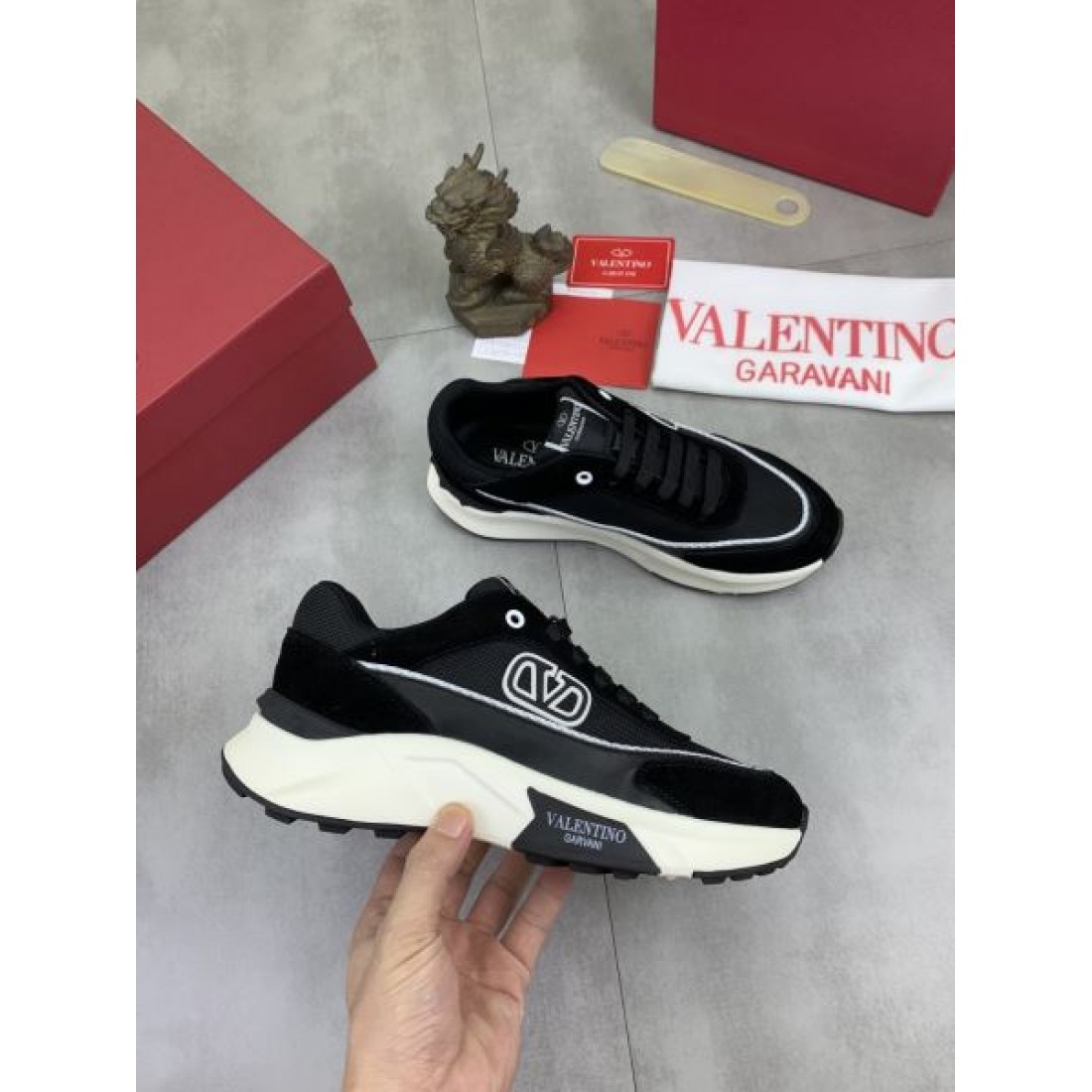 アイコンロゴ スポーティーデザイン 軽快シルエット 都会カジュアル VALENTINO ヴァレンティノ コピー スニーカー おすすめモデル