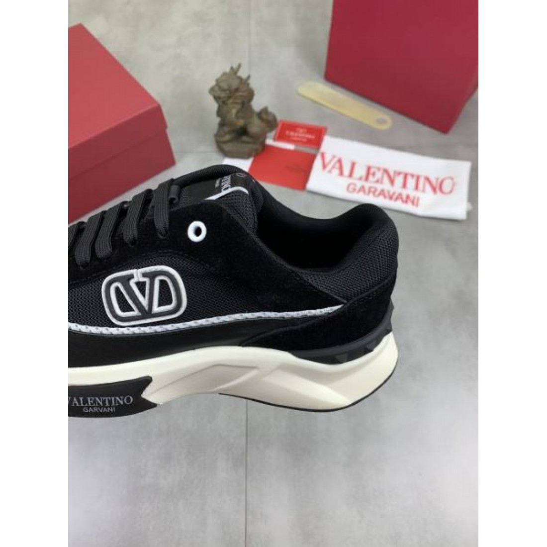 アイコンロゴ スポーティーデザイン 軽快シルエット 都会カジュアル VALENTINO ヴァレンティノ コピー スニーカー おすすめモデル