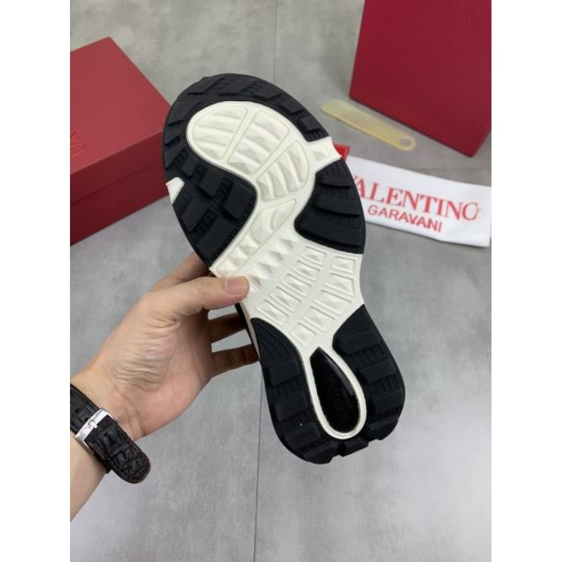 アイコンロゴ スポーティーデザイン 軽快シルエット 都会カジュアル VALENTINO ヴァレンティノ コピー スニーカー おすすめモデル