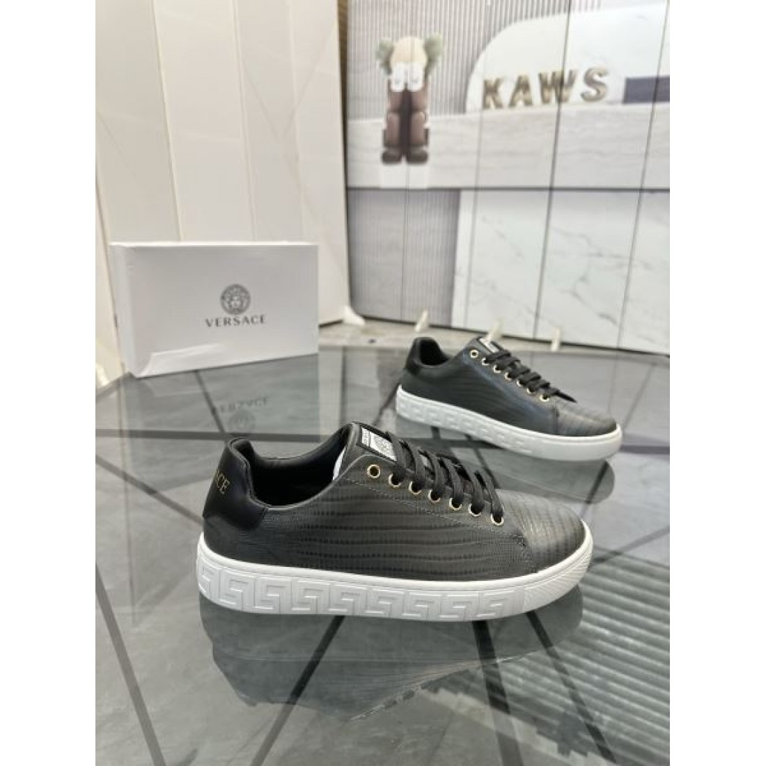 メタルパーツアクセント クラシックフォルム デイリースタイル VERSACE ヴェルサーチ コピー レザースニーカー 売れ筋候補