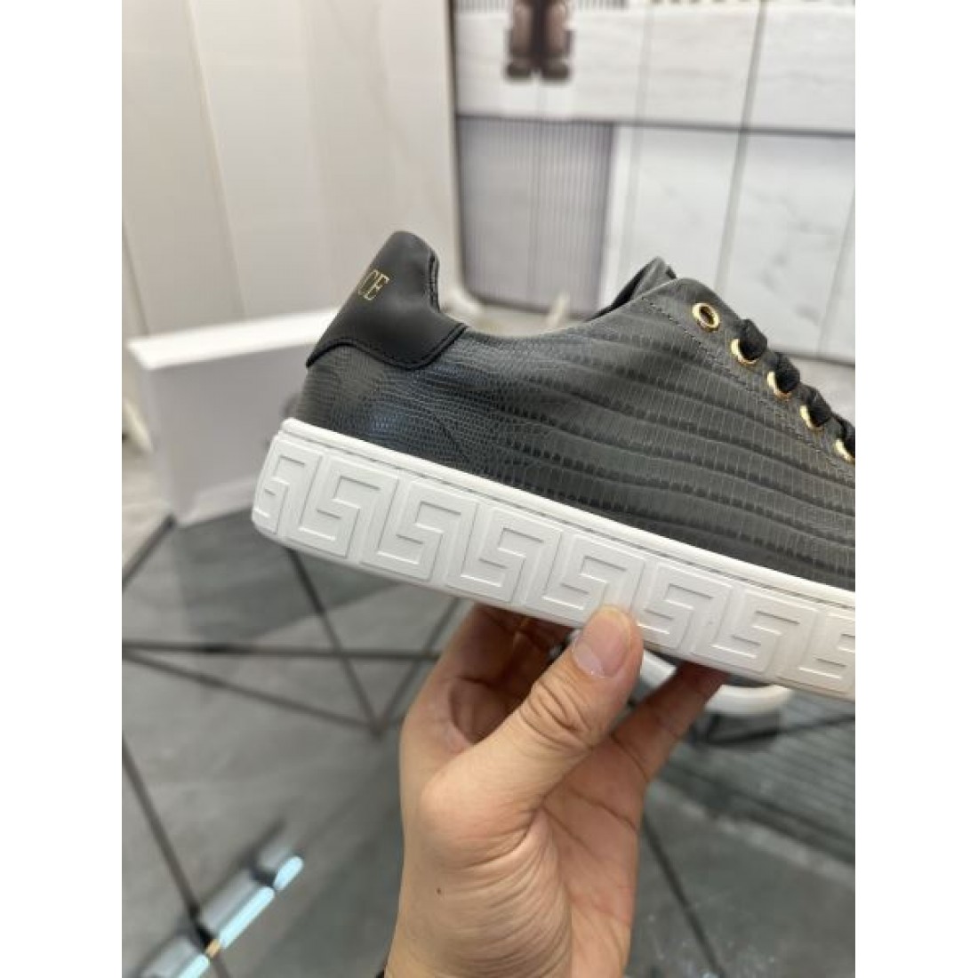 メタルパーツアクセント クラシックフォルム デイリースタイル VERSACE ヴェルサーチ コピー レザースニーカー 売れ筋候補
