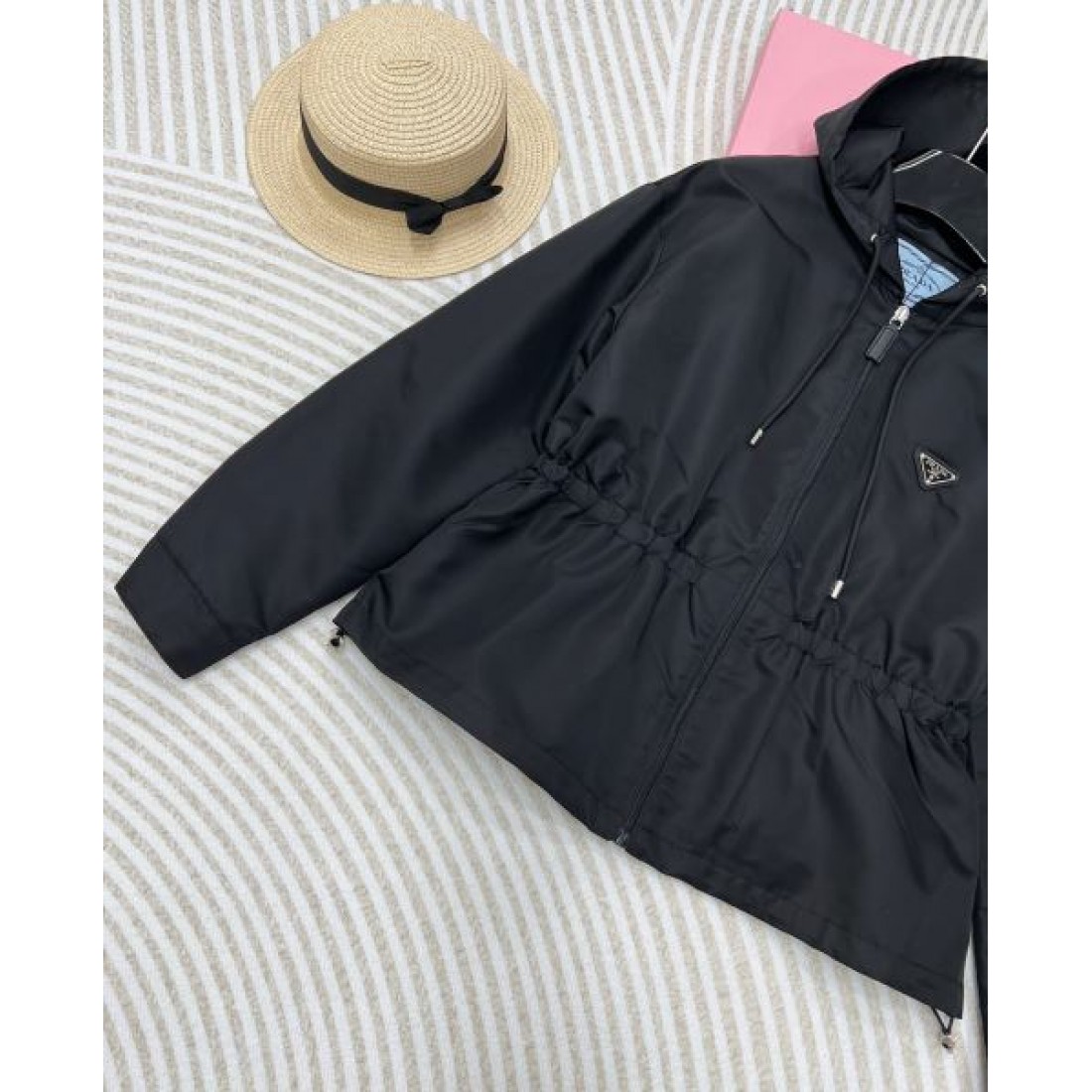 ウエストドローコード トライアングルワッペン PRADA プラダ コピー フードジャケット シティアクティブ
