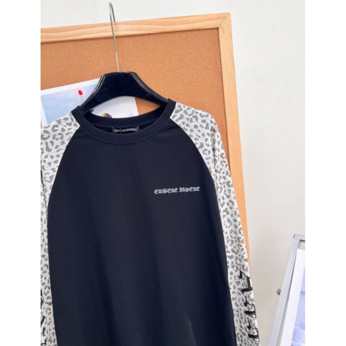 ヒョウ柄スリーブ ミニレタリング CHROME HEARTS クロムハーツ コピー ロンT ロックムード