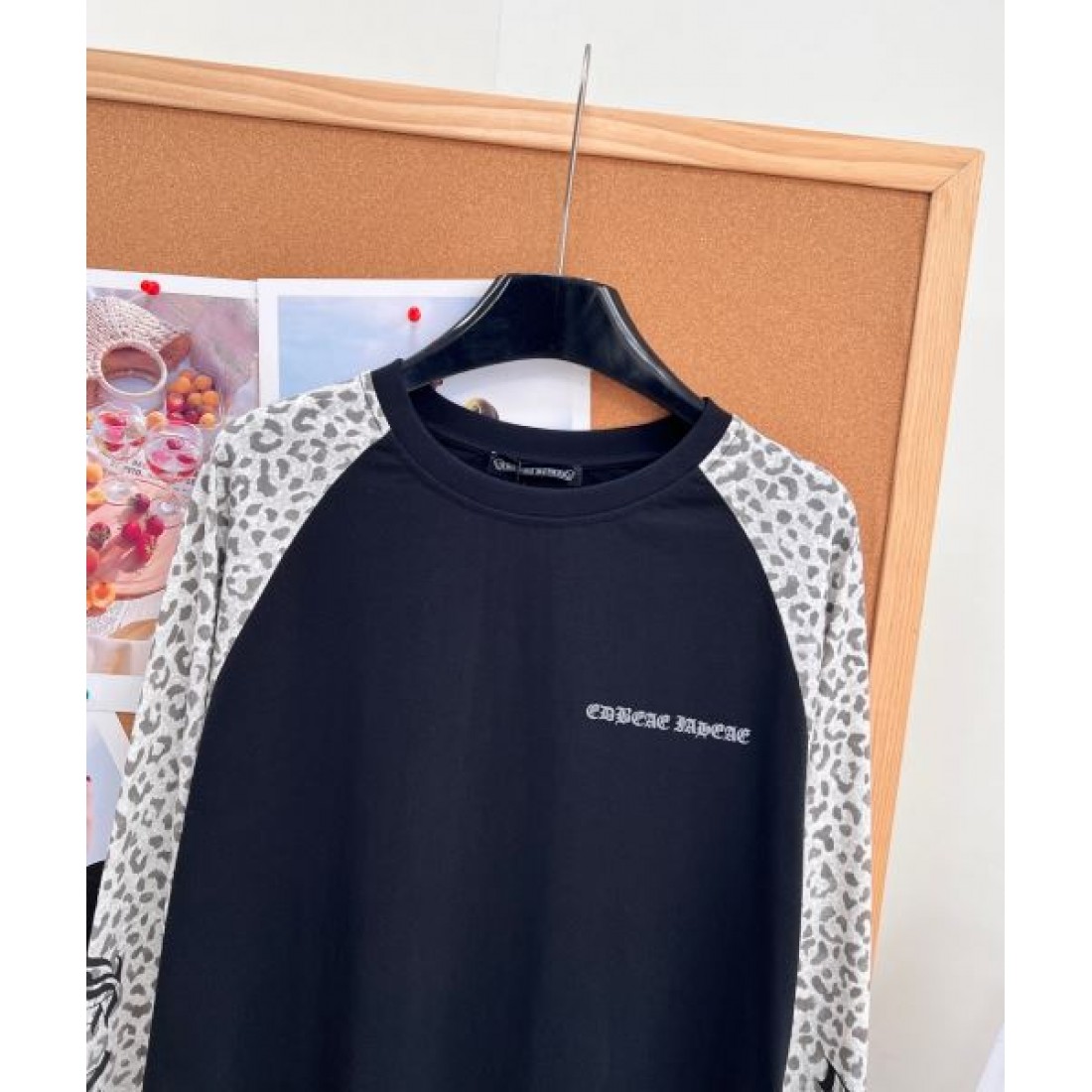 ヒョウ柄スリーブ ミニレタリング CHROME HEARTS クロムハーツ コピー ロンT ロックムード