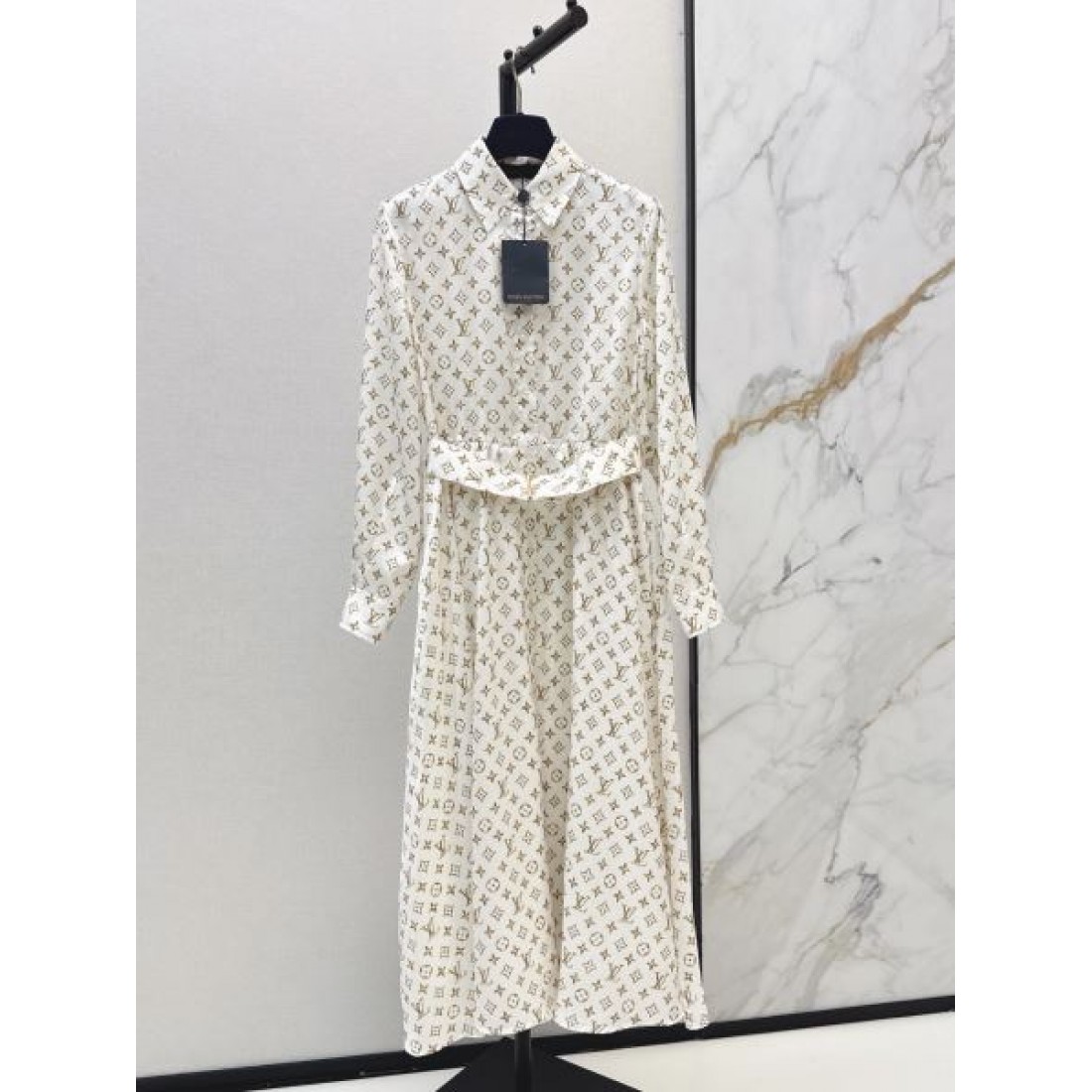 モノグラム調 アイボリー ロング丈 LOUIS VUITTON ルイヴィトン コピー ベルテッドシャツワンピース クラシカル仕立て