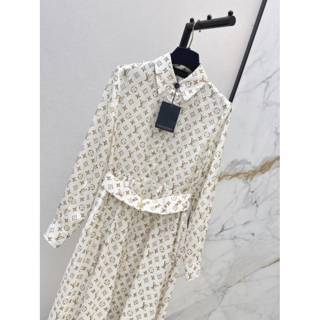 モノグラム調 アイボリー ロング丈 LOUIS VUITTON ルイヴィトン コピー ベルテッドシャツワンピース クラシカル仕立て