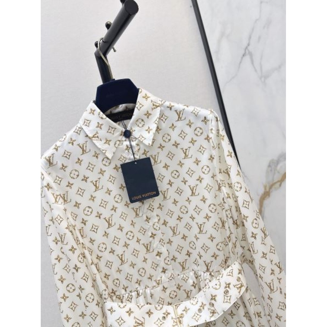 モノグラム調 アイボリー ロング丈 LOUIS VUITTON ルイヴィトン コピー ベルテッドシャツワンピース クラシカル仕立て