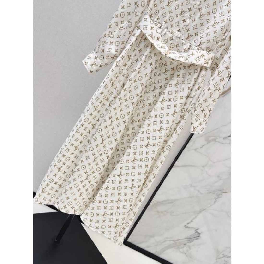 モノグラム調 アイボリー ロング丈 LOUIS VUITTON ルイヴィトン コピー ベルテッドシャツワンピース クラシカル仕立て