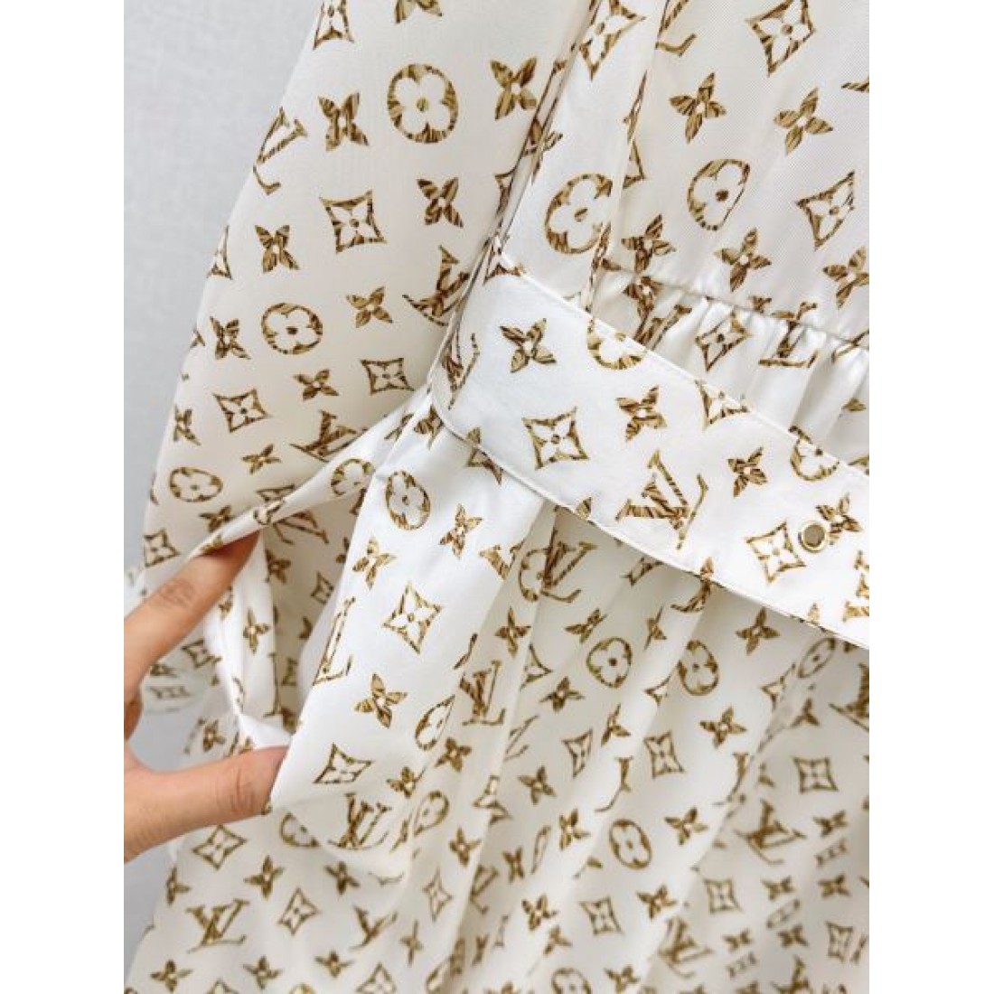 モノグラム調 アイボリー ロング丈 LOUIS VUITTON ルイヴィトン コピー ベルテッドシャツワンピース クラシカル仕立て