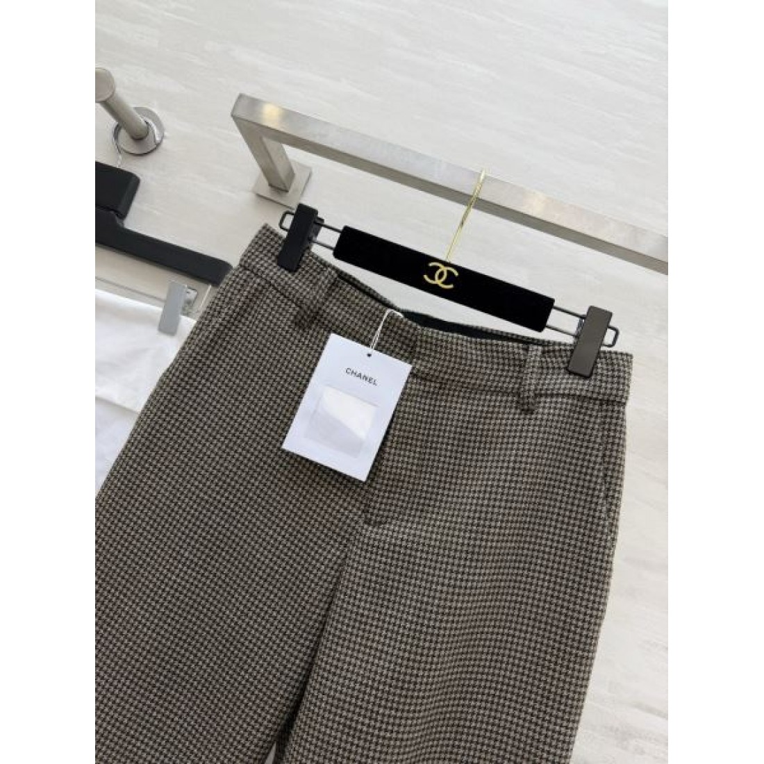 モカグレー 落ち感シルエット CHANEL シャネル コピー ストレートパンツ 通勤スタイル